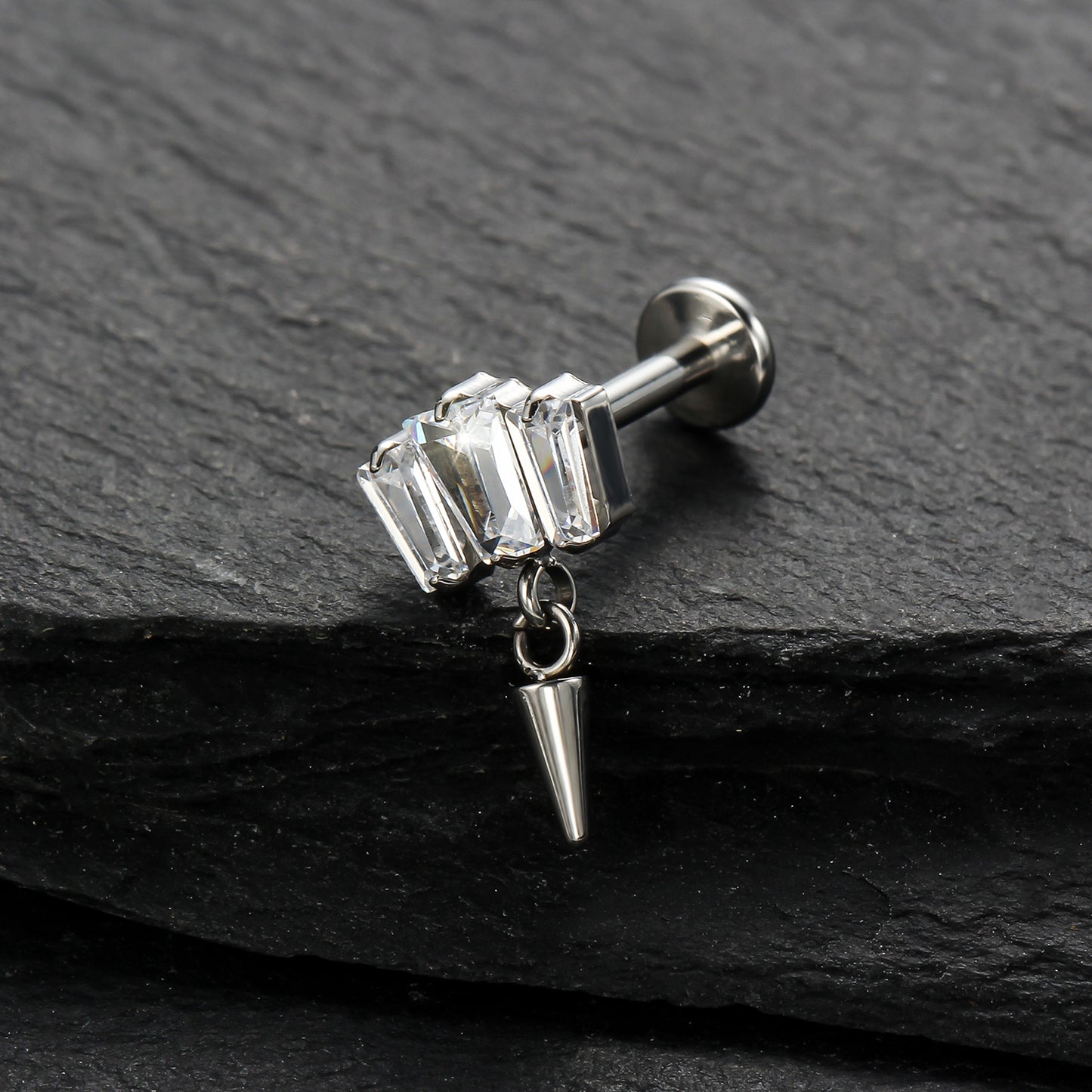 Piercing Labret em Titânio G23 com Zircônia e Corrente Pendente de Brilho Diamante – Design Elegante e Moderno