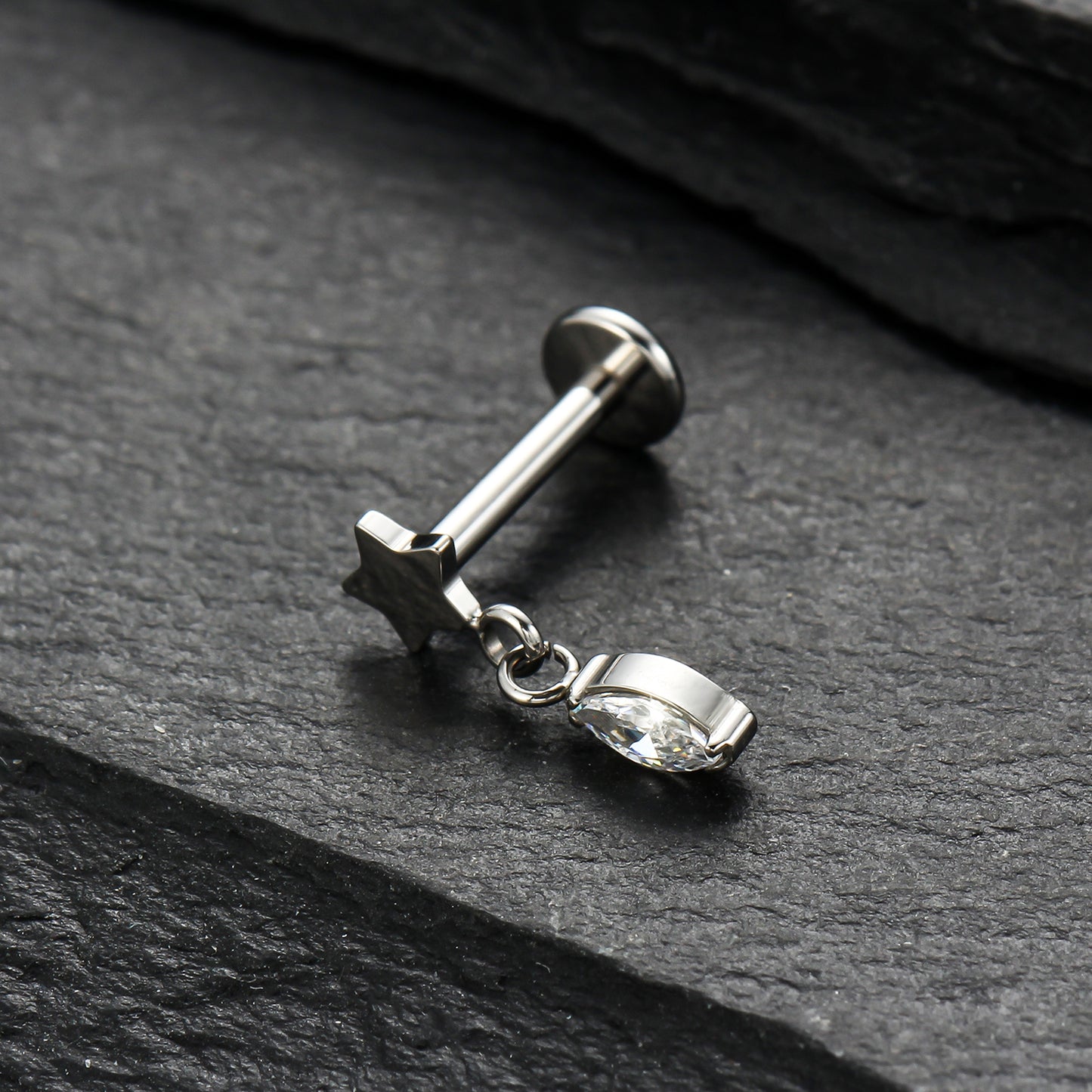 Piercing Labial em Titânio G23 com Estrela e Pingente