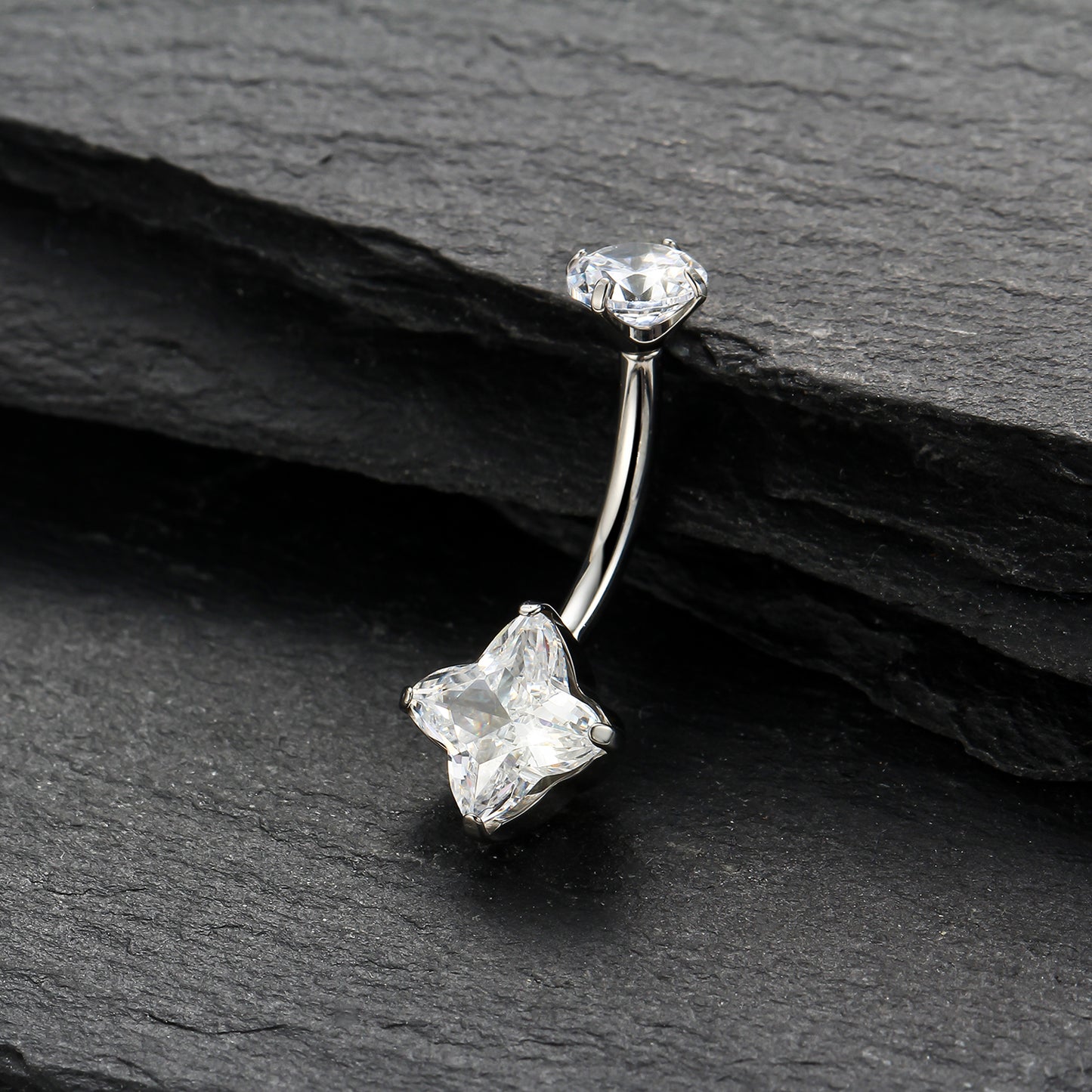 Piercing de Umbigo com Elegância Tropical e Brilho Delicado