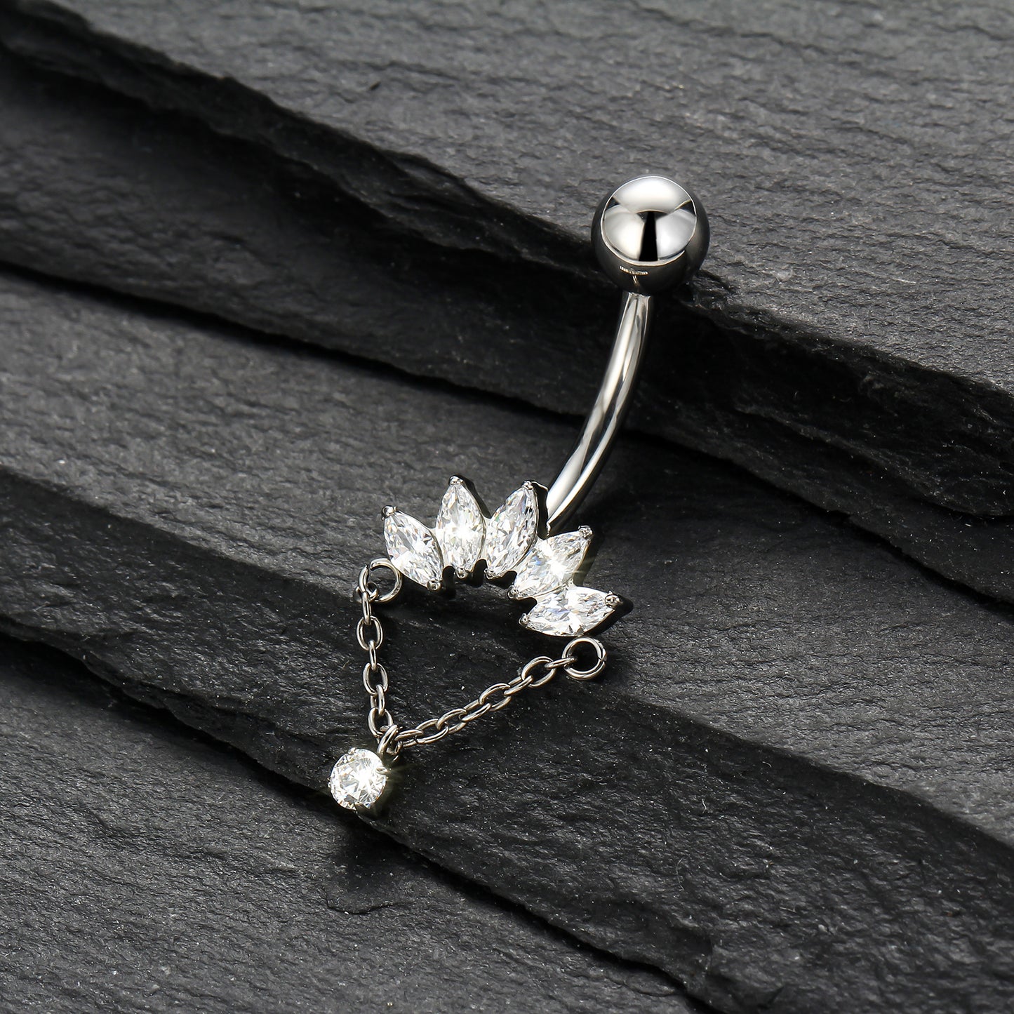 Piercing de Umbigo em Titânio G23 com Corrente Pendente e Zircônia de Alto Brilho – Design Elegante com Movimento Sofisticado