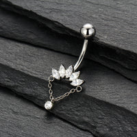Piercing de Umbigo em Titânio G23 com Corrente Pendente e Zircônia de Alto Brilho – Design Elegante com Movimento Sofisticado