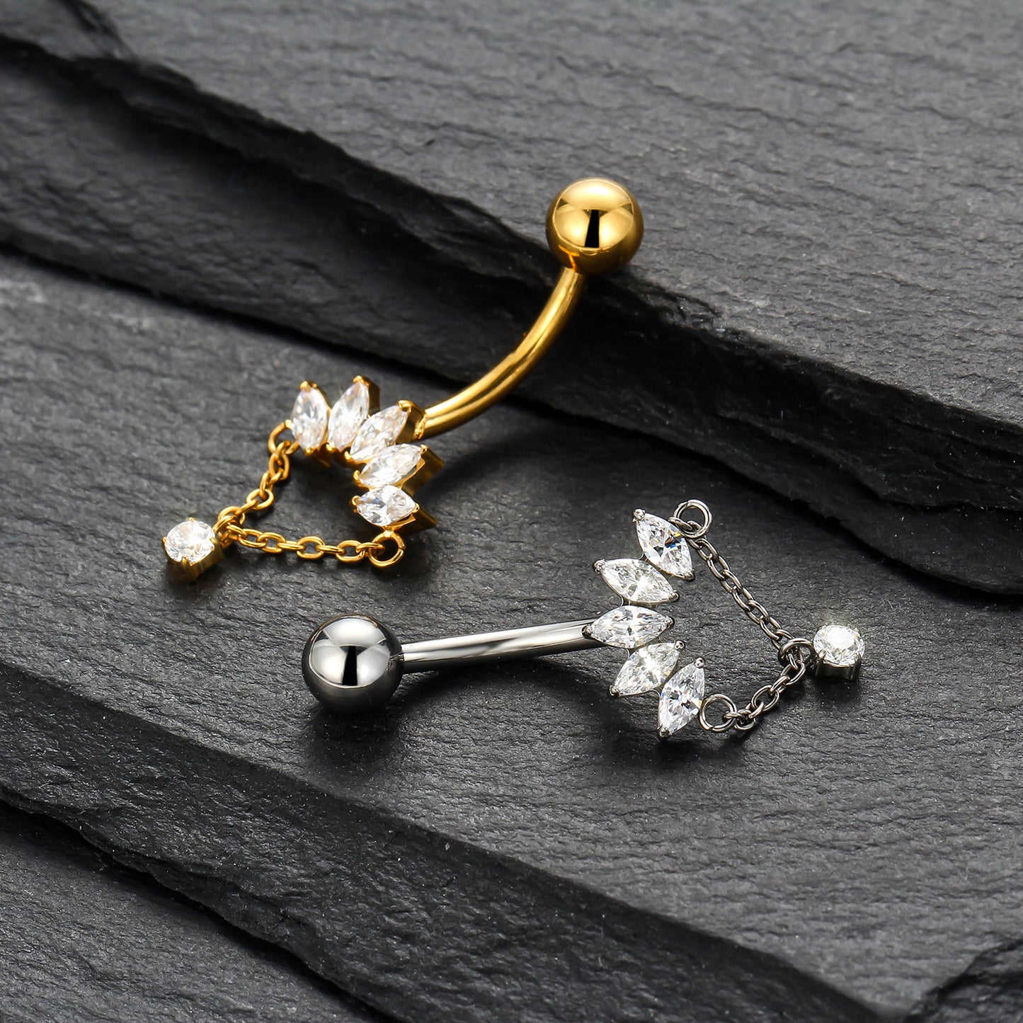 Piercing de Umbigo em Titânio G23 com Corrente Pendente e Zircônia de Alto Brilho – Design Elegante com Movimento Sofisticado