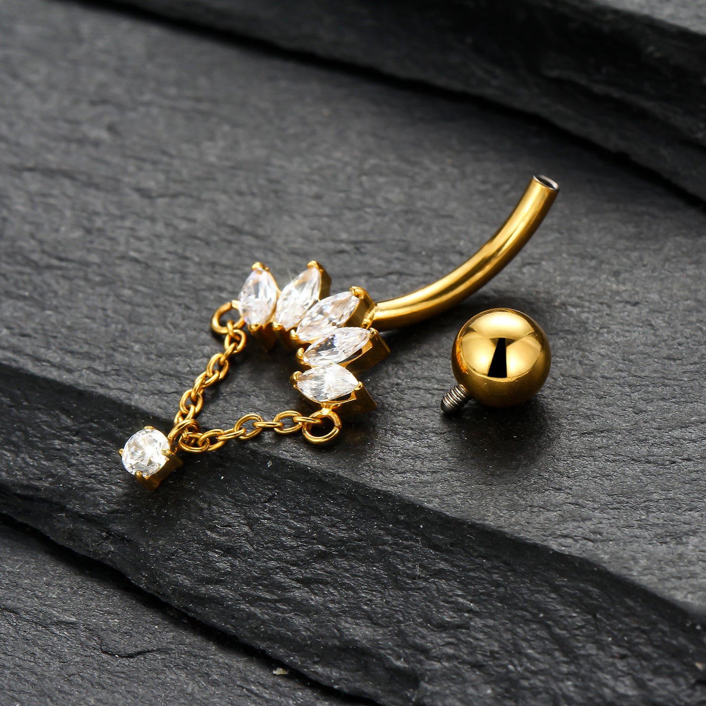Piercing de Umbigo em Titânio G23 com Corrente Pendente e Zircônia de Alto Brilho – Design Elegante com Movimento Sofisticado