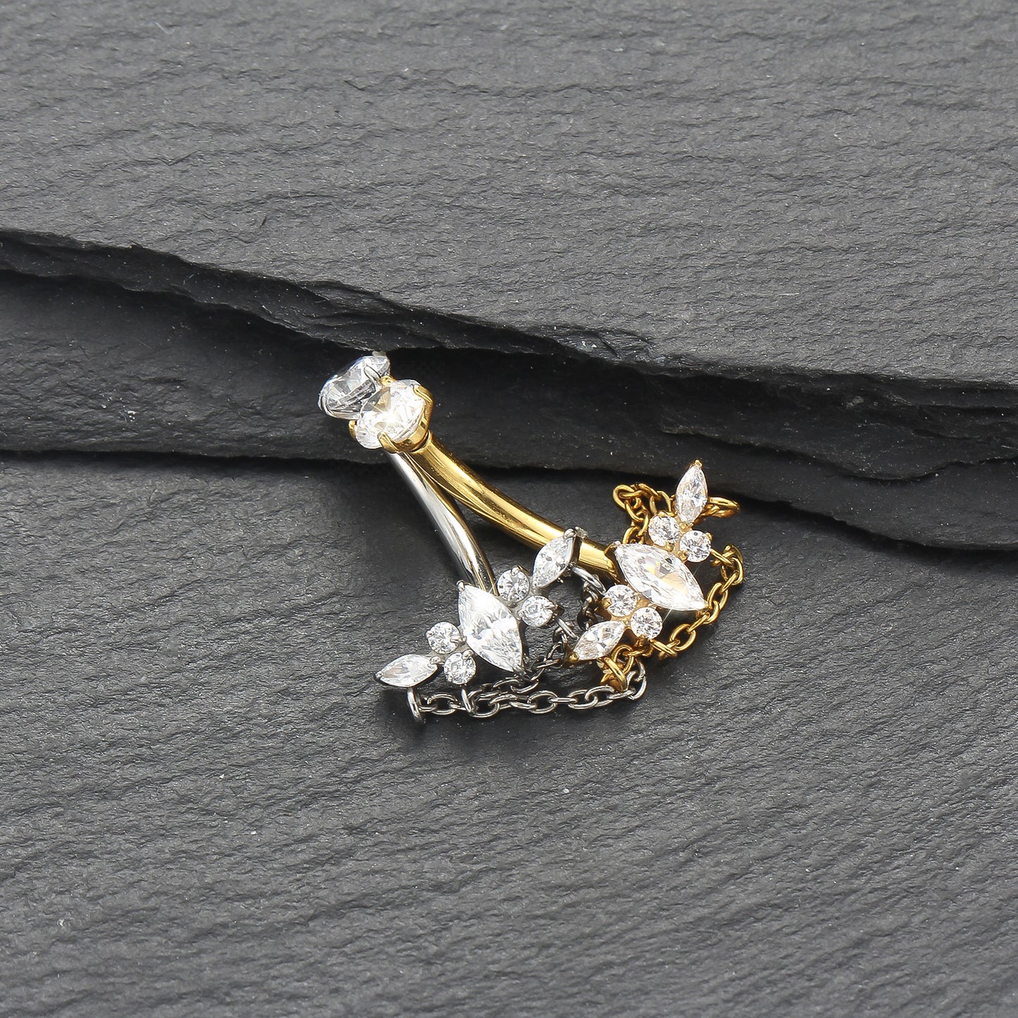 Piercing de Umbigo em Titânio G23 com Dupla Corrente Pendente e Zircônia de Alto Brilho – Design Elegante com Movimento Luxuoso