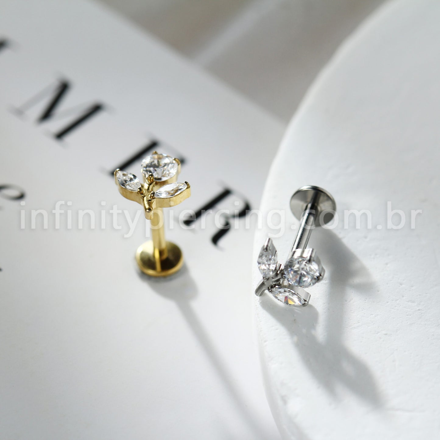 Piercing Labret Titânio Flor Zircônia Cravejada