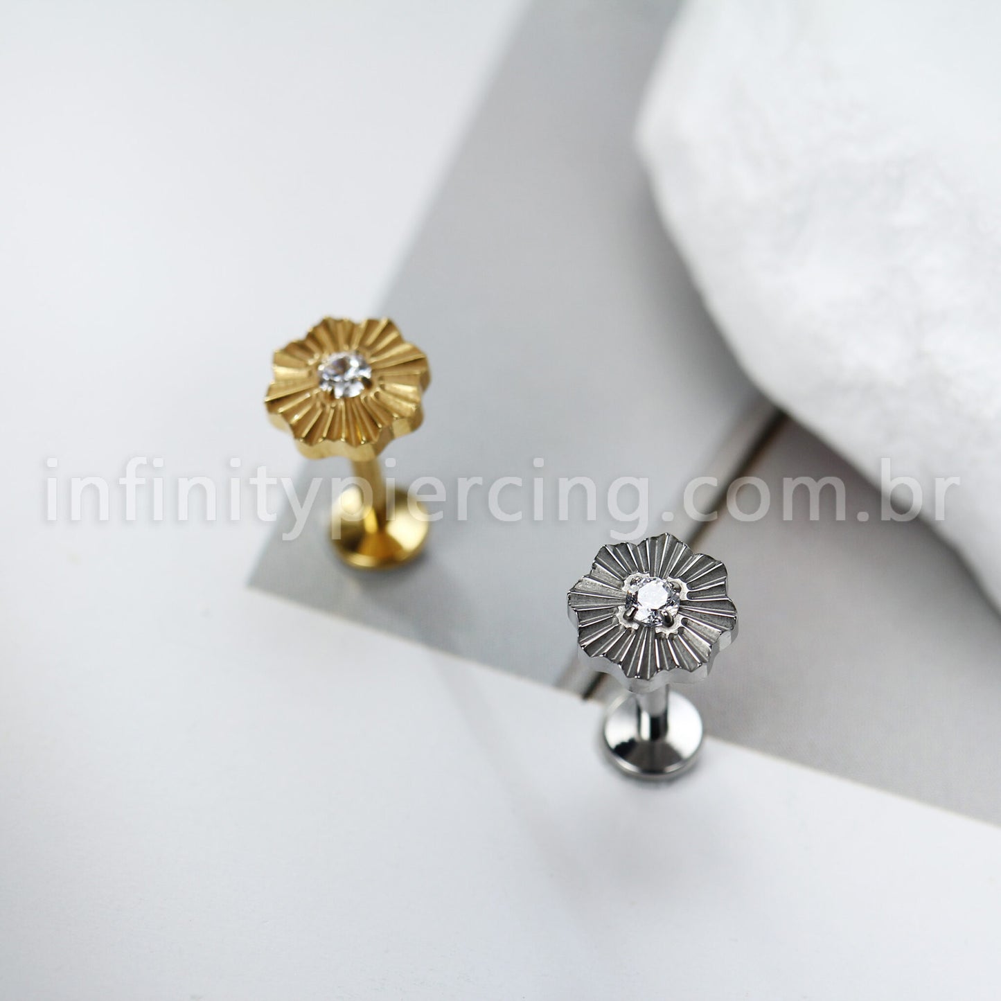 Piercing Labret Titânio Flor Detalhada Com Zircônia Cravejada