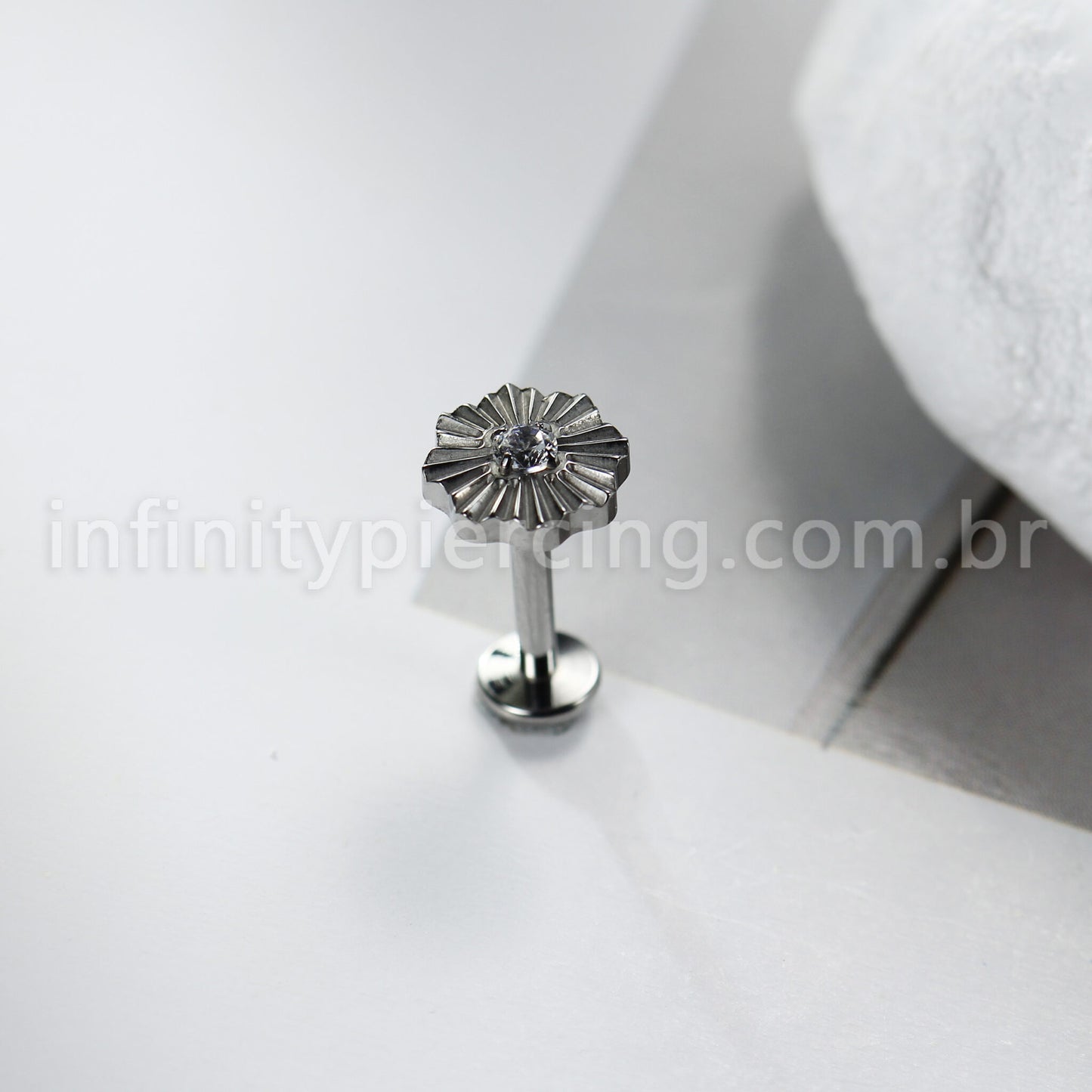Piercing Labret Titânio Flor Detalhada Com Zircônia Cravejada