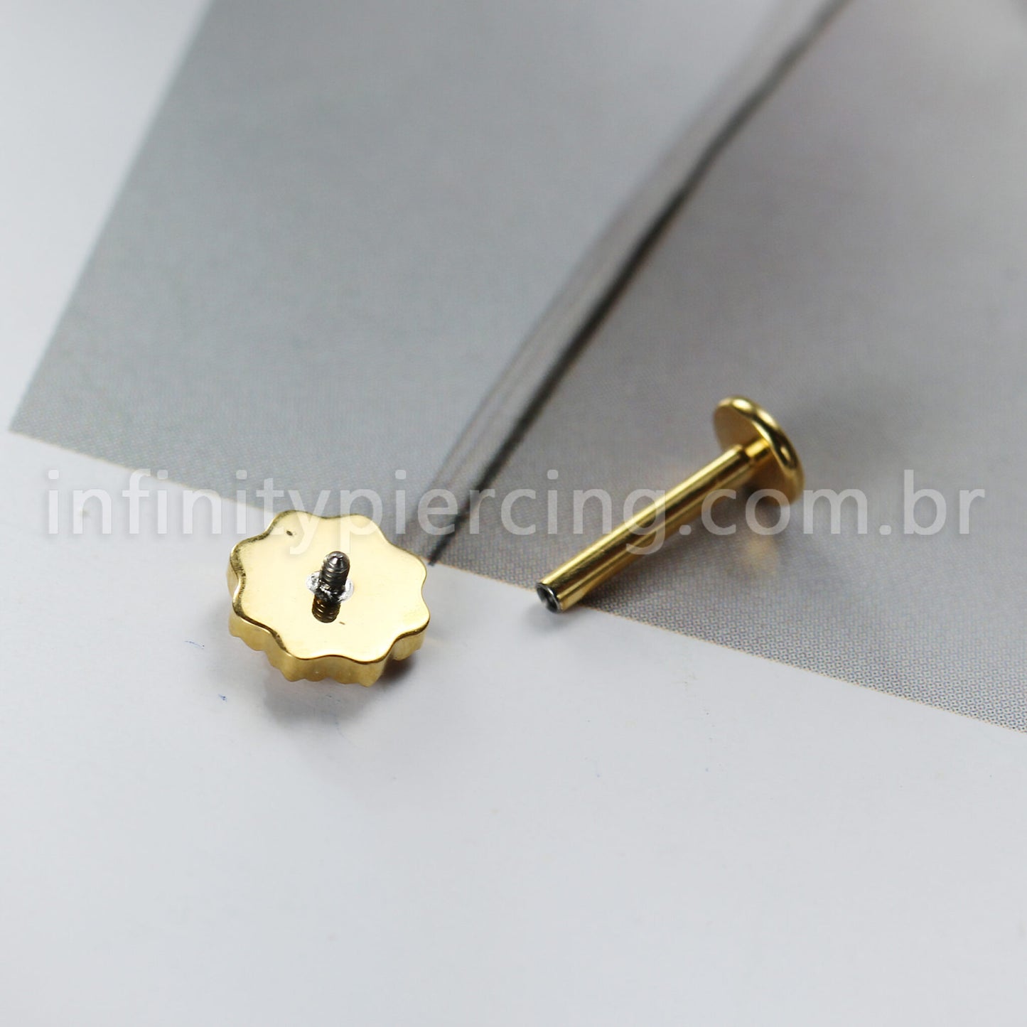 Piercing Labret Titânio Flor Detalhada Com Zircônia Cravejada