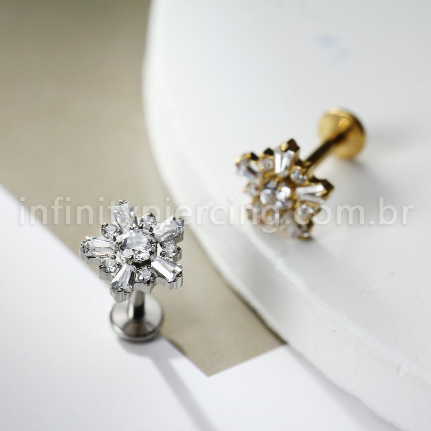 Piercing Labret Titânio Flor Zircônia Cravejada