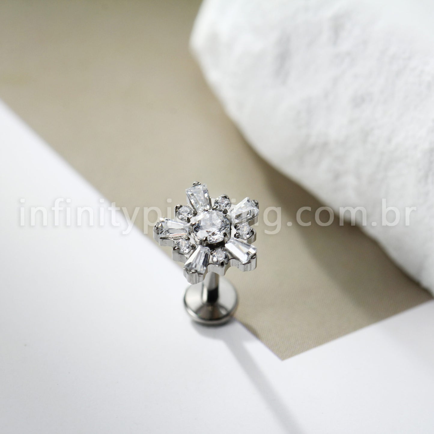 Piercing Labret Titânio Flor Zircônia Cravejada