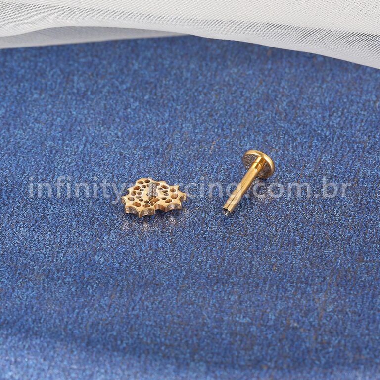 Piercing Labret Titânio Coração Detalhada