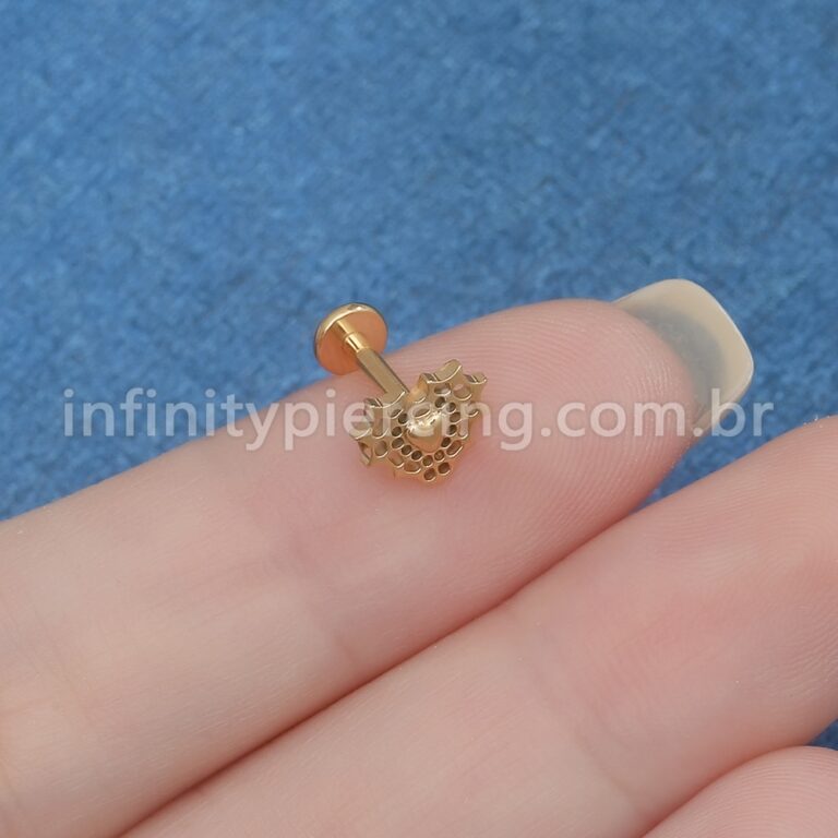 Piercing Labret Titânio Coração Detalhada