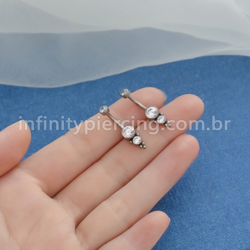 Piercing Banana Titânio 3 Pedras Indiano Zircônia