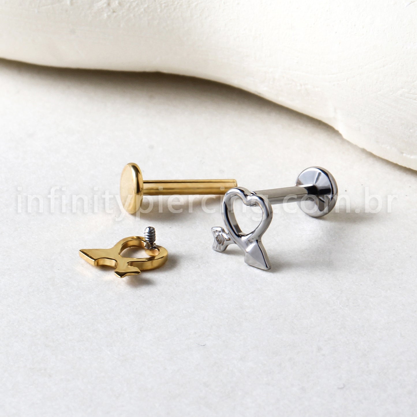 Piercing Labret Titânio Coração/Flecha